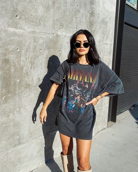 Michelle Infusino, Oversized Band Tee, Top Fashion Bloggers, Graphic Tee Outfits, Style Edit, Weekly Outfits, Women Street, Tee Outfit, Kourtney Kardashian