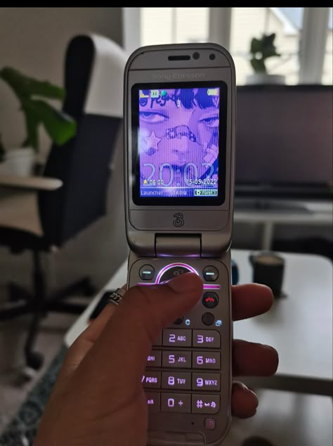 Old Phones Aesthetic, Old Flip Phone Aesthetic, Dumbphone Aesthetic, Samsung Folder 2 Aesthetic, Samsung Folder 2, Paper Flip Phone, Old Flip Phone, Y2k Cell Phone, Motorola Flip Phone