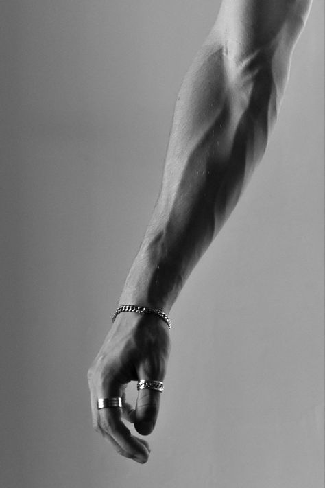 #rings #veins #blackandwhite #darkaesthetics Drip Clothes, Men Embracing, Veiny Arms, James Moore, Guys Fashion Casual, Photography Men, Body Template, Hands To Myself, Henry Moore