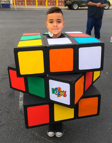 Incredible DIY Rubik's Cube Costume - Costume Yeti Duct Tape Costumes, Rubiks Cube Costume, Halloween Costume Hacks, Diy Fantasia, Fancy Dress Costumes Kids, Cardboard Costume, Diy Halloween Costumes For Kids, Homemade Halloween Costumes, Diy Halloween Costumes Easy