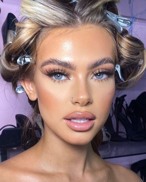 Full Coverage Glam Makeup, Victoria Secret Hair And Makeup, Pretty Glam Makeup, Birthday Makeup Blonde Hair, Makeup Looks For Pictures, Soft Glam With Lashes, Bombshell Makeup Vs, Victoria’s Secret Angel Make-up, Angel Glam Makeup