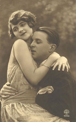 Hug Pose, Loving Embrace, Postal Vintage, Couple Poses Reference, Vintage Couples, Vintage Romance, Human Poses Reference, Vintage Kitsch, Photo Vintage