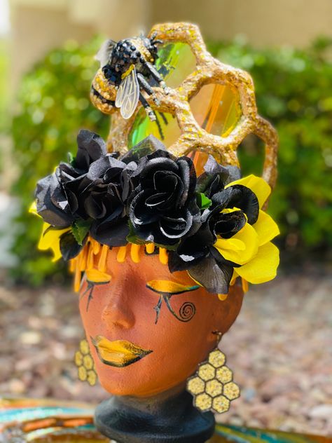 DIY bee theme craft using dollar tree finds. This is a dollar tree DIY Bee Fashion Inspiration, Bee Fairy Costume, Headpiece Diy How To Make, How To Make A Headdress, Bee Hive Costume, Diy Bee Wings, Adult Bee Costume, Queen Bee Costume Diy, Bee Costume Women's