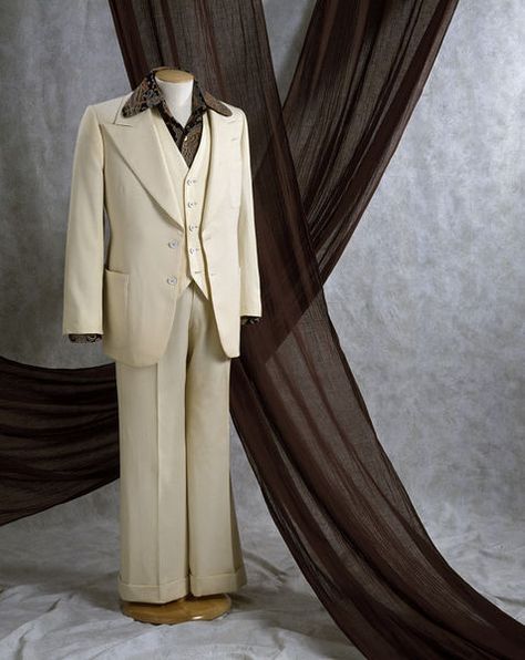 Suit by Tommy Nutter. Cream wool three-piece suit comprising jacket, waistcoat and trousers.  Scarface ? Tommy Nutter, 1960s Mens Fashion, Three Piece Suit Mens, 70s Fashion Men, 3 Piece Suit Wedding, Groom Suit Grey, Gangster Style, Men Waistcoat, Matric Dance