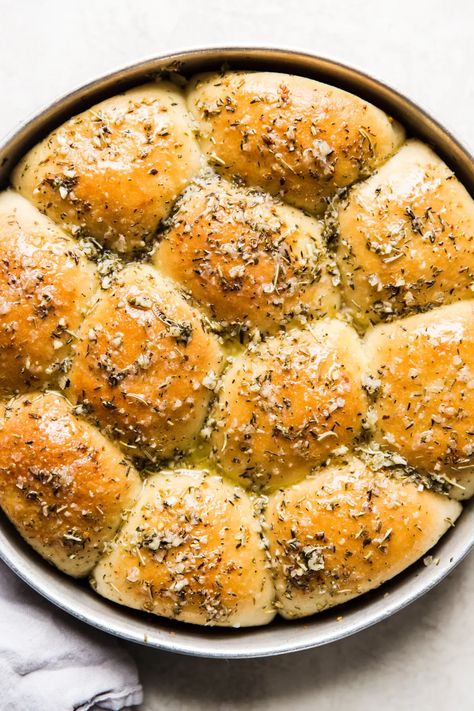 Quick and delicious, this herby garlic dinner roll recipe is a total snap thanks to a shortcut secret ingredient: a bag of frozen Rhodes rolls. Salty Bread, Rhodes Rolls Recipes, Rhodes Dinner Rolls, Rhodes Rolls, Frozen Dinner Rolls, Frozen Dinner, Frozen Rolls, Garlic Rolls, Best Thanksgiving Side Dishes