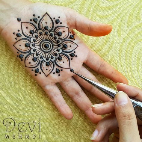 Hello to all my henna sisters! Hope that you have had a wonderful weekend! Henna Motive, Henna Palm, Mehndi Designs Finger, Henna Fun, Henna Hand Designs, Small Henna Designs, Henne Tattoo, Henna Flower, Small Henna