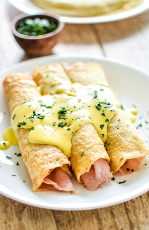 Discover the savory side of crepes—with this recipe for Ham and Cheese Herb Crepes with Homemade Hollandaise Sauce! This brunch dish would be a delicious addition to your Easter brunch menu. Crepe Breakfast, Easter Brunch Casserole, Sopas Light, Dinner Crepes, Savory Crepe, Crepe Recipe Savory, Sweet Crepes Recipe, Easy Crepe Recipe, Breakfast Crepes