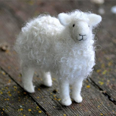 Sheep Sculpture, Felted Gnomes, Felting Animals, Felted Crafts, Felted Sheep, Wool Sheep, Sheep Crafts, Needle Felting Diy, Needle Felted Christmas