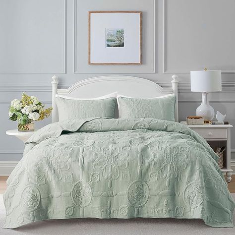 Amazon.com: B2EVER Damask Quilt King Size Bedding Sets with Pillow Shams, Boho Lightweight Soft Bedspread Coverlet, Burnt Orange Quilted Blanket Bed Cover for All Season Spring Summer, 3 Pieces, 104x90 inches : Home & Kitchen Boho Quilt Bedding, Cama Queen Size, Queen Size Bedspread, King Size Bedding, Boho Quilt, Quilted Blanket, King Size Bedding Sets, Comforter Bed, Patterned Bedding