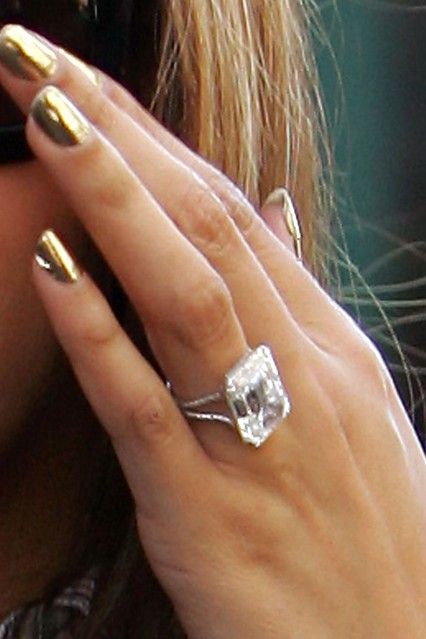 Beyoncé's 18ct emerald cut engagement ring. Beyonce Wedding Ring, Beyonce Engagement Ring, Large Wedding Rings, Large Engagement Rings, Celebrity Rings, Lorraine Schwartz, Engagement Ring On Hand, Engagement Ring Pictures, Gothic Engagement Ring