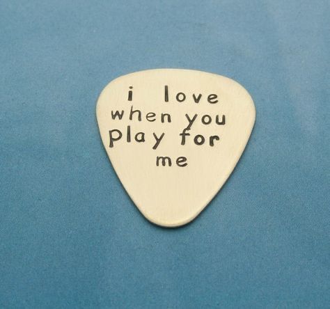 Gifts For Musicians, Birthday Present For Boyfriend, Guitar Picks Personalized, Anniversary Boyfriend, Guitar Acoustic, Presents For Boyfriend, Diy For Men, Boyfriend Diy, Birthday Crafts