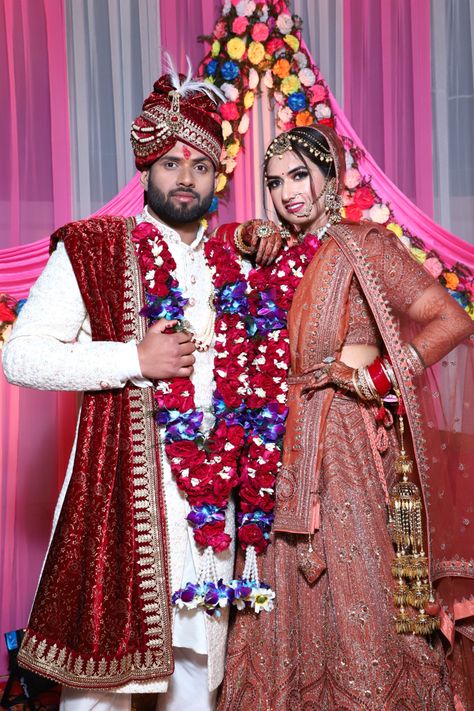 Marrige Pose Wedding Photos, Copul Photoshoot, Marriage Poses Wedding Photos Indian, Groom Portraits Indian, Dulha Dulhan Couples Photography, Couple Wedding Dress Indian Hindu, New Dulhan Pose, Wedding Dulhan Pose, Marriage Poses