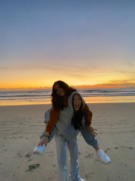 Friend Photo Inspiration, Sunset Picture Ideas Best Friends, Cute Beach Pictures With Friends Sunset, Bff Sunset Pictures, Poses For Pictures Instagram Besties, Cute Sunset Photos With Friends, Aesthetic Summer Pics With Friends, Sunset Friend Pictures, Pictures To Take At The Beach With Bff