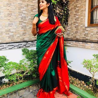 Wedding galore!This gorgeous green and red Kancheepuram saree from Ammas wardrobe is 😍😍😍#sheistaken😩 #bestfriendswedding #sareelover #kancheepuramsilk #momssaree Saree Styles For Farewell, Kancheepuram Saree, Nyla Usha, Saree Photography, Red Saree Wedding, Background Android, Silk Kurtis, Saree Kanchipuram, Saree Hairstyles