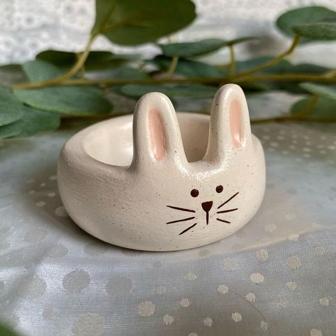 Bunny Pinch Pot, Small Pinch Pot Ideas, Ceramic Animal Pots, Pinching Pottery Ideas, Creative Pinch Pots, Pinch Pot Clay Ideas, Animal Pinch Pot Ideas, Air Dry Clay Tea Light Holder, Pinch Pot Animals Ceramics