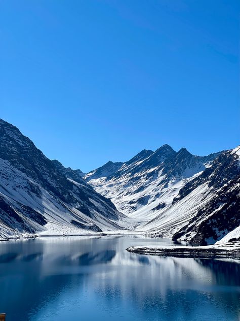 Laguna del inca es el nombre dado a una laguna ubicada en la cordillera de los Andes en la zona de Portillo, ubicada en la provincia de Los Andes, Región de Valparaíso, en Chile. Andes Mountains Chile, Backpacking Peru, Peru Culture, Hiking Peru, Peru Beaches, Andes Mountains, Live Wallpaper Iphone, Wide World, Where To Go