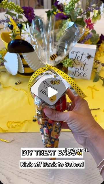 Felicia Pettit | CREATING PARTIES & GIFTS on Instagram: "Welcome back to the hive! 🐝 Kick off the school year with these adorable bee-themed treat bags. Perfect for teachers wanting to give their students a special start!  Or if you’re looking for back to school gifts for classmates!   🐝comment “back to school” for printable & links  Make Everyday a Celebration 🎉   #BackToSchool #BeeTheme #DIYGift #TeacherGifts #PartyIdeas #WelcomeToTheHive #diy #gift #students #teacherlife" Diy Gifts For Teachers From Students, Welcome To School Gifts For Students, Welcome Gifts For Students, Welcome Back To School Gifts, Student Welcome Gifts, Gifts For Classmates, Diy Treat Bag, Welcome Back Gifts, Student Treats