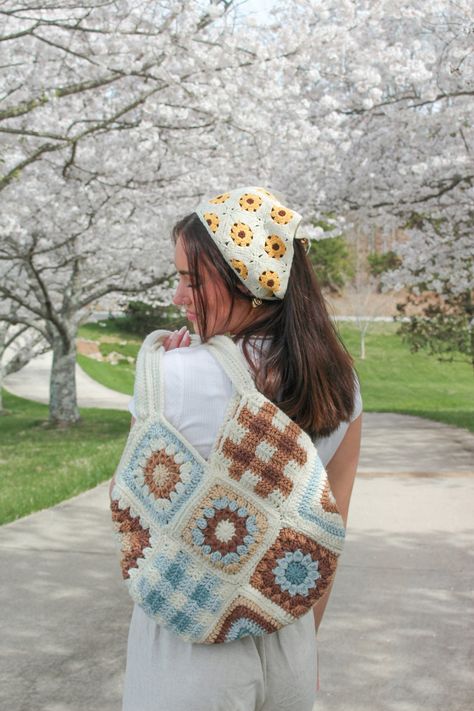 Granny Square Crochet Pattern Aesthetic, Art Bag Aesthetic, Crochet Bag Outfit, Summer Granny Square, Crochet Granny Square Tote Bag, Aesthetic Scenes, Crochet Flower Bag, Granny Square Tote Bag, Crochet Granny Square Bag