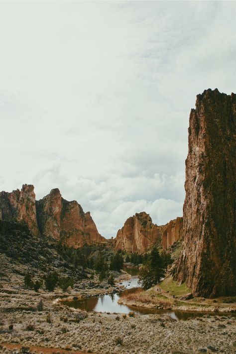 Aesthetic Outdoors Pictures, Bend Oregon Photography, Oregon Mountains Aesthetic, Smith Rock State Park Oregon, Bend Oregon Aesthetic, Smith Rock Oregon, Oregon Aesthetic, Mountain Rocks, Pnw Travel