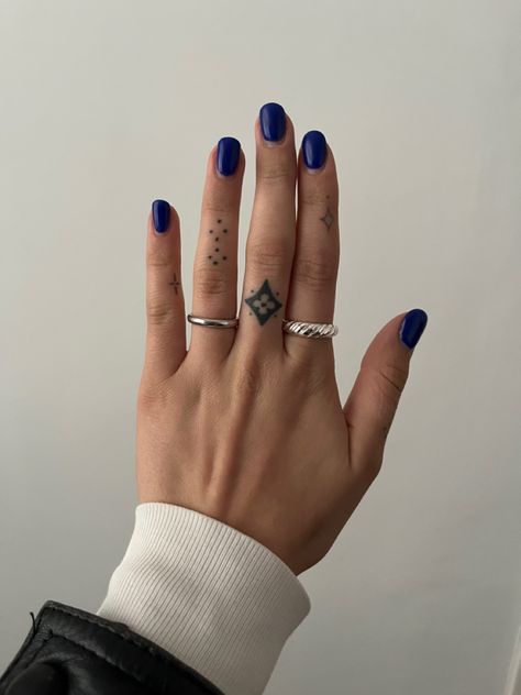 Cobalt blue nails, silver rings, silver jewelry, finger tattoos, aesthetic, old money Cobalt Blue Nails, Blue Fingers, Nails Silver, Finger Tattoos, Ring Finger, Blue Nails, Cobalt Blue, Nail Inspo, Cobalt