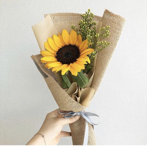 One Sunflower Bouquet, Single Sunflower Bouquet, Single Flower Arrangements, Mini Sunflower Bouquet, Sunflower Bouquet Aesthetic, Single Flower Bouquet, Birthday Flowers Bouquet, Diy Bouquet Wrap, Mini Sunflowers