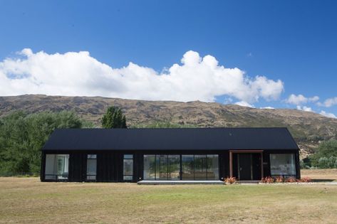 The Black House | Holloway Construction Black Ranch House Exterior, Scandinavian Barn House, Scandinavian House Plans, Prefab Architecture, Shed House Ideas, Industrial House Exterior, Ranch House Exterior, Gable House, Black Houses