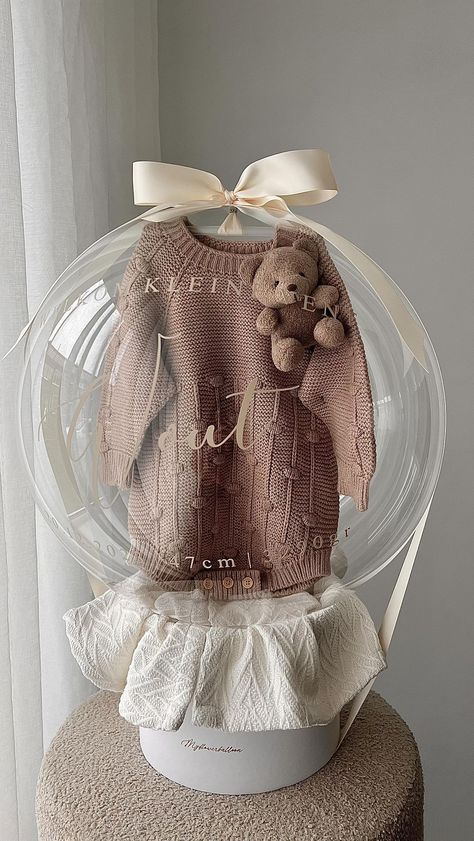 Stuffed Bubble Balloon, Regalo Baby Shower Ideas, Baby Cadeau, Baby Arrival Gifts, Stuffed Balloons, Balloon Basket, Baby Shower Gift Box, Baby Shower Gift Ideas, Baby Shower Baskets