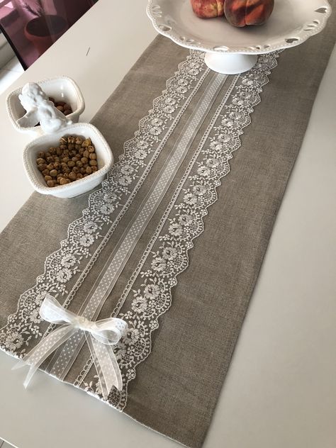 Diy Table Runner Ideas, Diy Placemats Fabric, Curtain Designs For Bedroom, Dining Table Cloth, Table Runner Diy, Rustic Table Runners, Dining Table Placemats, Dining Table Runners, Handmade Table Runner