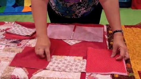 Watch how to make a 10-minute quilt block (video & written instructions) 10 Minute Quilt Block Tutorial, 5 Minute Quilt Block Pattern, 10 Minute Block Quilt, 10 Minute Quilt Block, Scrappy Quilting, Quilt Tutorial Video, Beginner Quilt Tutorial, Machine Binding, Easy Quilting