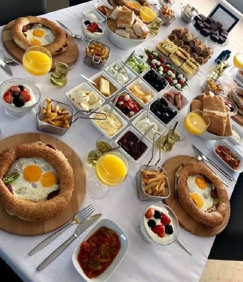 Turkish Breakfast Traditional, Turkish Breakfast Ideas, Food Platters Ideas, Platters Ideas, Table Breakfast, Turkish Breakfast, Breakfast Platter, Food Buffet, Yogurt Breakfast