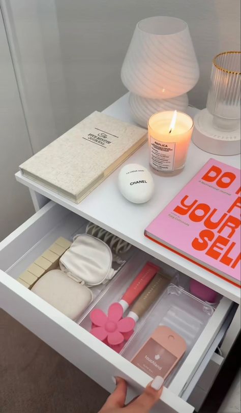 Cute Organizers For Room, Beachy Apartment, Bilik Idaman, Apartment Vibes, Apartment Goals, College Room, Hiasan Bilik, Pinterest Room Decor, Preppy Room Decor