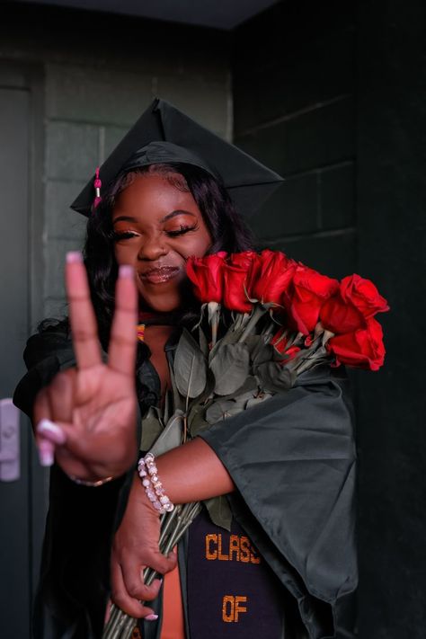 Hbcu Graduation Pictures Photo Ideas, College Graduation Pictures Black Women, Green Cap And Gown, Black Girls Graduation, Hbcu Graduation Pictures, Graduation Pictures College, Senior 25, Congrats Graduate, Cap And Gown Pictures