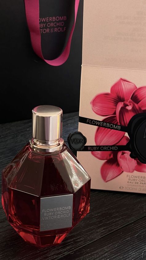 Ruby Orchid Perfume, Flower Bombe Parfum, Flowerbomb Ruby Orchid, Orchid Perfume, Perfume Aesthetic, Smell Nice, Expensive Perfume, Flower Bomb, Perfume Scents