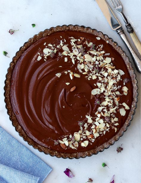 I made this decadent vegan and gluten-free sweet potato chocolate tart for my niece's birthday last weekend and it was a huge hit with the whole family. I asked everyone if they could tell the secret vegetable hidden inside and no one was able to guess it!    The rich and silky smooth chocolate filling is mostly made Sweet Potato Chocolate, Gluten Free Sweet Potato, Vegan Sweet Potato, Gluten Free Sweet, Gf Desserts, Chocolate Dessert Recipes, Chocolate Filling, Vegan Ice Cream, Chocolate Tart