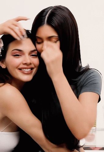 Kendall Jenner Kylie Jenner GIF - Kendall Jenner Kylie Jenner - Discover & Share GIFs Kendall Jenner Kylie Jenner, Kendall Jenner Pics, Kendall Jenner Aesthetic, Kylie Jenner Gif, Kendall Jenner Face, Jenner Sisters, Welcome To The Jungle, Kendall And Kylie Jenner, Sofia Vergara