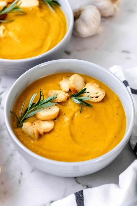 Instant Pot Butternut Squash Soup is a fall favorite—perfect for soup season! Quick and easy to make, this creamy soup is a comforting, hearty, and healthy option for the cooler months. Ideal for any weeknight meal, it’s the ultimate cozy dish! Instant Pot Butternut Squash Soup, Instant Pot Butternut Squash, Easy Butternut Squash, Soup Instant Pot, Butternut Squash Soup Recipe, Butternut Soup, Butternut Squash Recipes Soup, Squash Soup Recipe, Fall Recipe