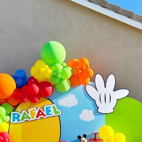 Mickey Mouse Clubhouse Balloon Garland, First Birthday Mickey Mouse, Clubhouse Design, Birthday Mickey Mouse, Mickey Birthday, Mickey Mouse Party, Kids Party Decorations, Mickey Mouse Clubhouse, Balloon Garland