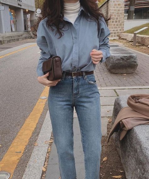 Turtle Neck With Shirt Over, White Shirt Blue Jeans Outfit Women, Japan Style Outfits Casual, Turtle Neck Outfit Ideas, Blue Shirt Blue Jeans, White Turtle Neck, Korean Casual Outfits, Uni Outfits, Elegante Casual