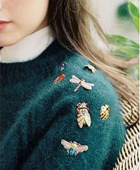 10 Creative Things You Can Do with a Brooch | Accessories Expert Strapy Heels, Creative Things, Elegante Casual, Patchwork Dress, Green Wool, Elegant Shirt, Inspiration Mode, Trendy Jewelry, Fashion Stylist