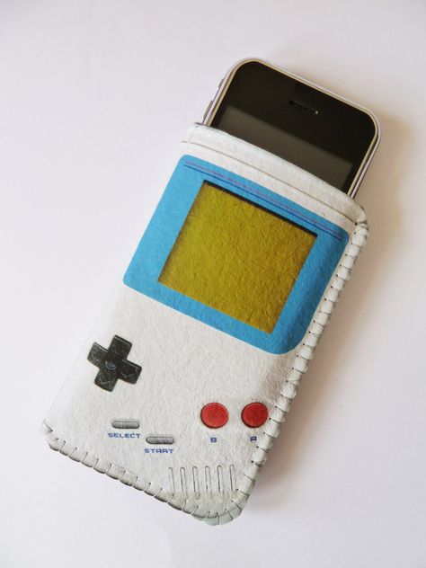 Gameboy Iphone, Felt Phone Cases, Felt Phone, Portable Game Console, Felt Case, Phone Covers Diy, Iphone 4 Case, Iphone 4s, Coque Iphone