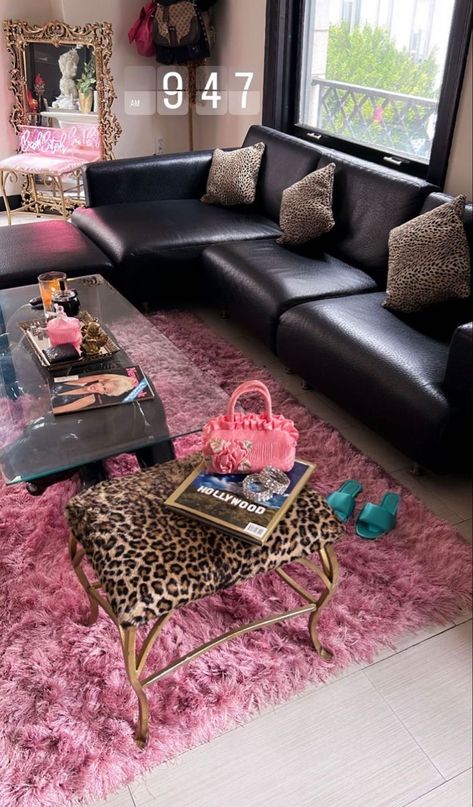 Chill Living Room Ideas, Gaudy Home Decor, Cheetah Apartment Decor, Odd Shaped Room Ideas, Vintage Style Home Decor Interior Design, Vivienne Westwood Room Decor, Girly Loft Apartment, Maximalist Decor Small Spaces Bedroom, Leopard Print Home Decor