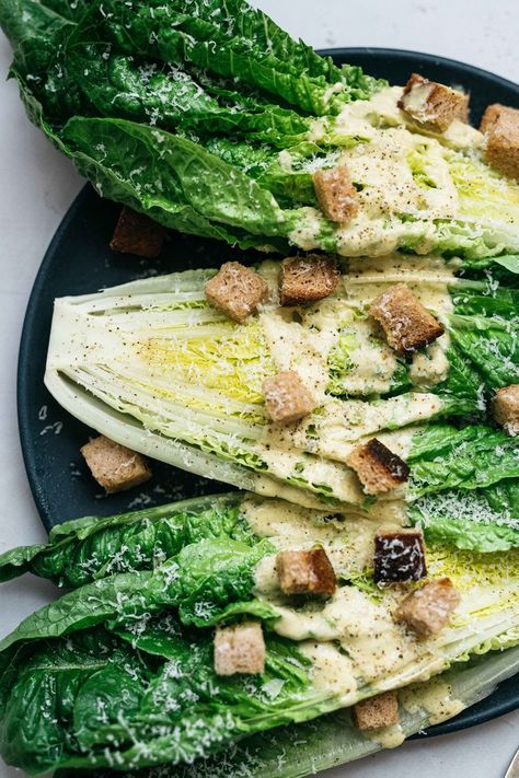 5-MINUTE (VEGAN) CAESAR WEDGE SALAD — dolly and oatmeal Salad Ceasar, Holiday Salad Recipes, Gluten Free Croutons, Salad For Breakfast, Hearty Salad Recipes, Ultimate Salad, Vegan Caesar Dressing, Veggie Kabobs, Vegan Caesar