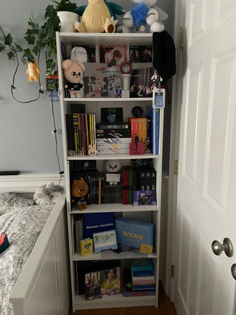 Kpop Fan Aesthetic Room, Kpop Fan Room Ideas, Kpop Bookshelf Aesthetic, K Pop Bookshelf, K Pop Album Shelf, Skz Bedroom, K Pop Shelf Ideas, Skz Room Ideas, Kpop Bookshelf