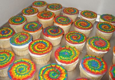 Tie Dye Cupcakes, but no instructions here... but I this looks like concentric circles of different colored frosting, then take a toothpick and start in the center and drag to the edge to create dyed effect. Tie Dye Cupcakes Frosting, Tye Dye Cupcakes, Tie Dye Frosting, Easy Tie Dye, Tie Dye Cupcakes, Tie Dye Birthday, Frosting Colors, Tie Dye Party, Cupcake Cake Designs