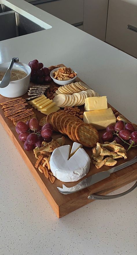 Cheese Wine Platter, Aesthetic Food For Party, Crackers And Cheese Aesthetic, Cheese Board No Meat, Cheese Board Platter, Hosting Aesthetic Food, Birthday Food Ideas Aesthetic, Cheese Boards Aesthetic, Wine And Cheese Board Aesthetic