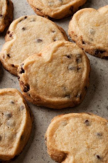 بيتي فور, Chocolate Chip Shortbread, Orange Chocolate, Shortbread Recipes, Shortbread Cookies, Tea Cakes, Cookie Desserts, Yummy Cookies, Baking Sheet