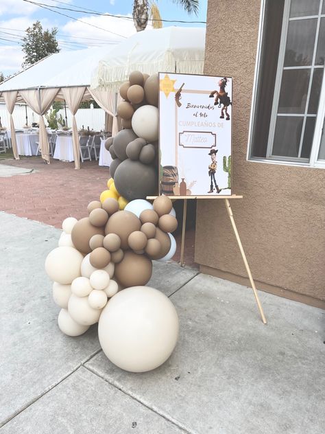 Balloon Sign, Ballon Arch Entry Way, Balloon Easel Display, Welcome Sign With Balloons, Baloon Garland, Welcome Home Decorations, Balloon Clusters, Entry Signs, Small Balloons