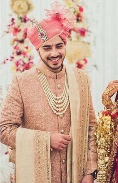 Safa Style For Groom, Sherwani Designs Indian Groom, Groom Sherwani Design, Kalangi For Dulha, 4 Piece Suit Men, Groom Pagdi Indian, Ivory Sherwani Grooms, Indian Groom Wear Wedding, Wedding Dress For Groom