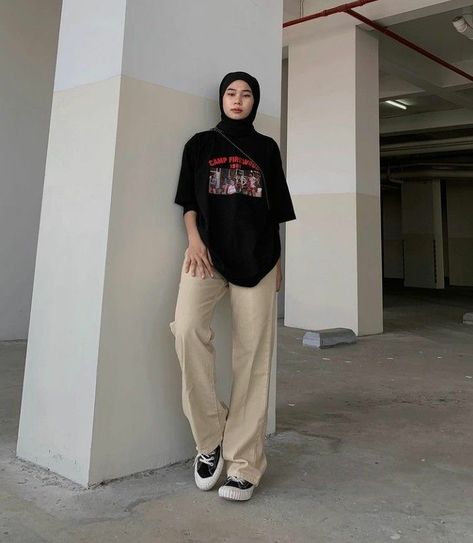 Plus Size Hijab Fashion, Baggy Tshirt Outfit, Outfit Hijab Ideas, Cargo Pants Women Outfit, Oversized Shirt Outfit, Tutorial Hijab Pashmina, Cargo Outfit, Hijab Simple, Street Hijab Fashion