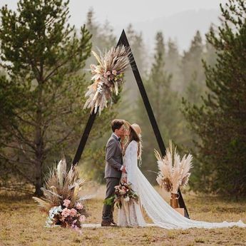 Outdoor Wedding Backdrops, Wedding Archway, Aisle Runners, Wedding Ceremony Ideas, Boda Mexicana, Arch Flowers, Boho Wedding Decorations, Flower Centerpieces Wedding, Wedding Boho